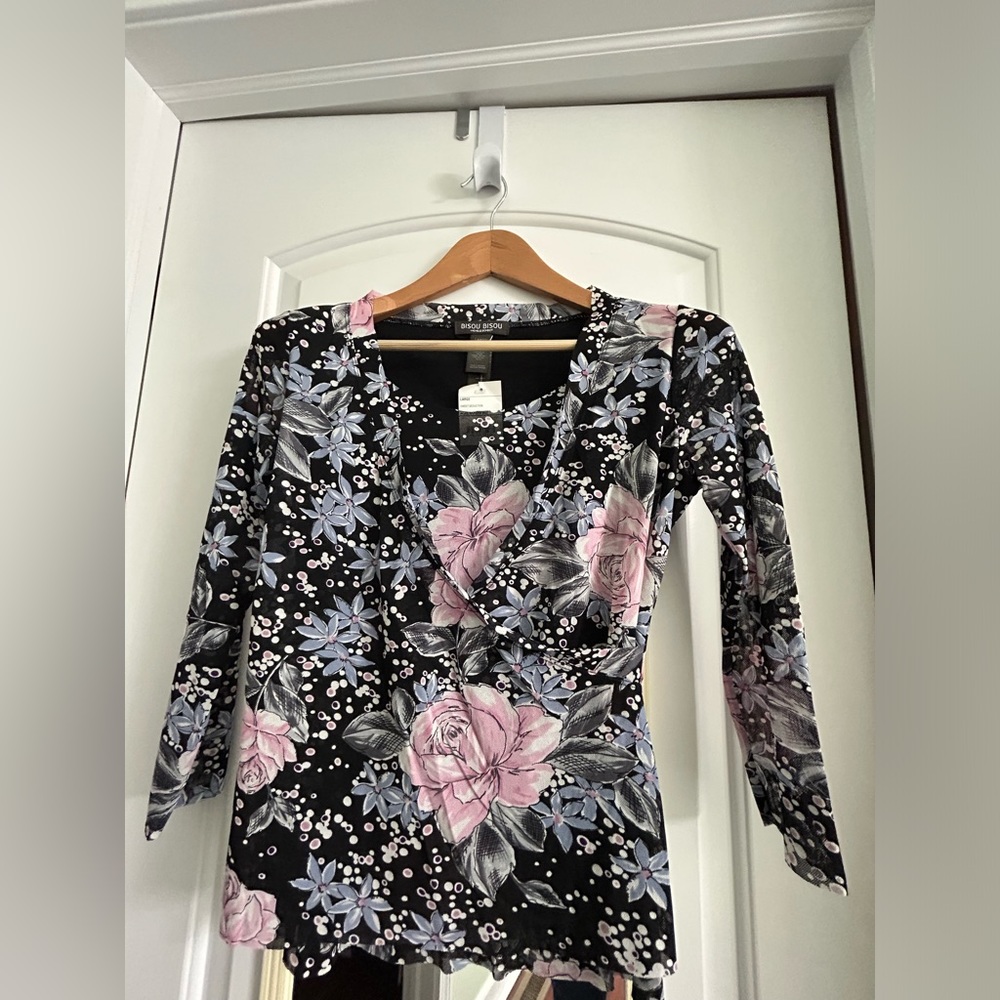 Bisou Bisou blouse. Size Large. (Looks like medium) NWT